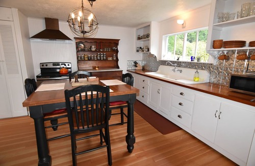 Lopez Island House | Fisherman’s Bay view 1910 Lopez Island farmhouse with beautiful views