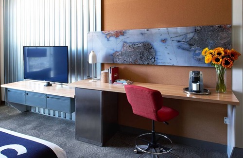 Fisherman's Wharf Hotel | Four Cozy Harbor Room Minutes from Pier 39 Fun | Ideal for Family Getaway