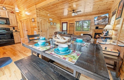 Pigeon Forge Cabin | Foxes' Den Cabin with Private Hot Tub and Arcade Game by RedAwning