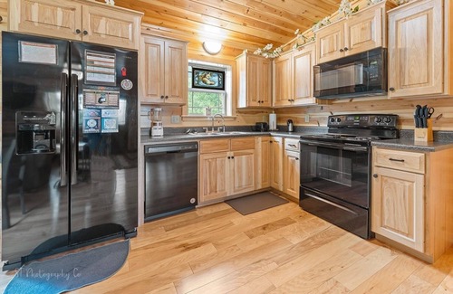 Pigeon Forge Cabin | Foxes' Den Cabin with Private Hot Tub and Arcade Game by RedAwning