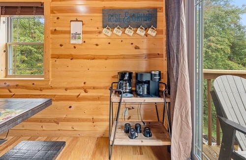 Pigeon Forge Cabin | Foxes' Den Cabin with Private Hot Tub and Arcade Game by RedAwning