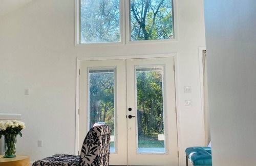 Franklin Cottage | Franklin Wellness Retreat · Cathedral Windows, Patio, Spa Soaking Tub & Fire Pit