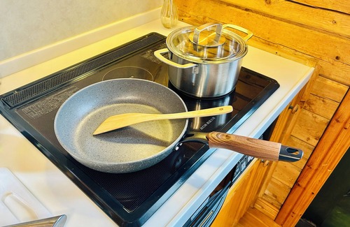 Sano Cabin | Fully equipped with wood stove, large projector, hammock, board games, toys, and other amenities for a comfortable stay! Modern log house, 17 minutes from Ashikaga Flower Park!