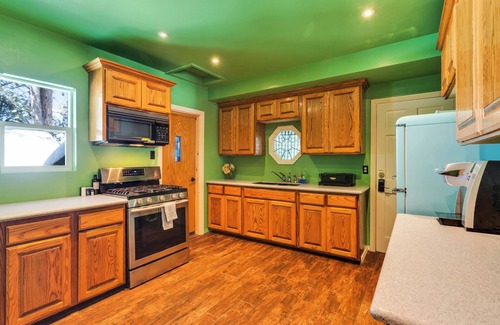 Pine Cove House | Funky & Fun 3-bedroom house in Idyllwild-Pine Cove with Hot Tub & EV Charger