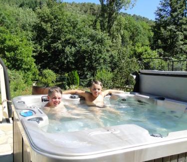 Aubenas House | Gîte et chambre d'hôtes LE MERCOIRE, piscine chauffée et jacuzzi