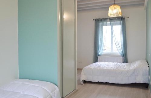 Chalain-le-Comtal House | Gîte Moderne avec Piscine Couverte Partagée à Chalain-le-Comtal - FR-1-496-236