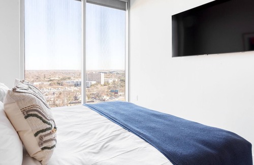 Rainey Street Historic District Apartment | Galaxy by Avantstay Brand New Condo Room in Austin w/ Amazing Amenities!