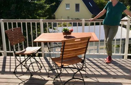 Osterhusum Apartment | Gemütliche Wohnung mit Sonnenterrasse im blauen Holzhaus