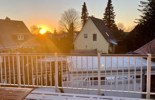 Osterhusum Apartment | Gemütliche Wohnung mit Sonnenterrasse im blauen Holzhaus