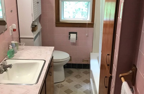 Gilmanton Cottage | Get Away From the Hustle and Bustle by Relaxing at the Lake ! 3 Bedroom Ranch