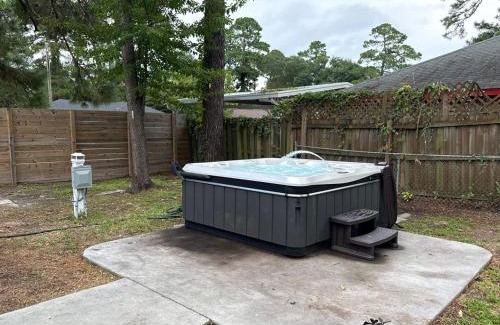 Savannah House | Gilded Magnolia Hideout, Sleeps8, Hot Tub, pet friendly