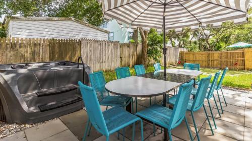 Vilano Beach House | Golden Hour Beach Retreat Hot Tub 2 Bikes Putting Green Mins to Shore