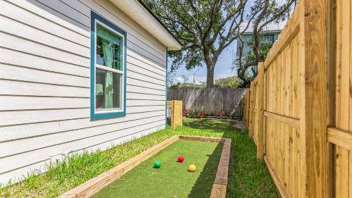 Vilano Beach House | Golden Hour Beach Retreat Hot Tub 2 Bikes Putting Green Mins to Shore