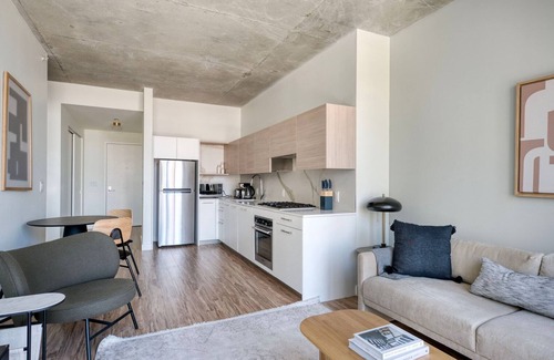 West Loop Gate Apartment | Gorgeous West Loop 1BR w/Deck, Pool & Gym, 3 blocks to L, by Blueground