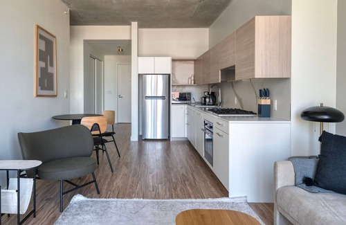 West Loop Gate Apartment | Gorgeous West Loop 1BR w/Deck, Pool & Gym, 3 blocks to L, by Blueground
