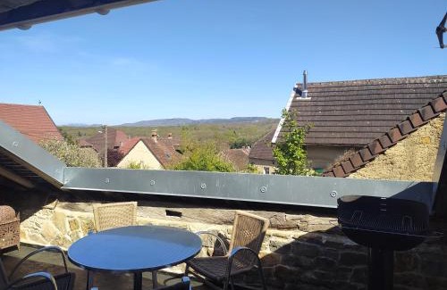 Saint-Lothain House | Grand appartement 3 étoiles avec terrasse dans maison vigneronne 18éme siècle