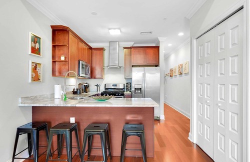 Olde Kensington Apartment | Great Studio with Pool & Fitness Center Access