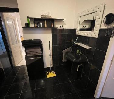Funfhaus Apartment | Großzügiges 85m2 City-Apartment - 2 Schlafräume, Hundefreundlich, Westbahnhof Nähe T4