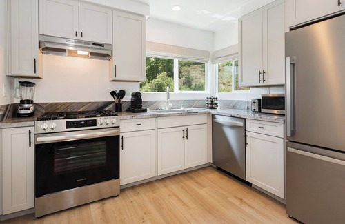 Summerland Condo | Group-Friendly | 2 King | Views | Tranquil Oasis