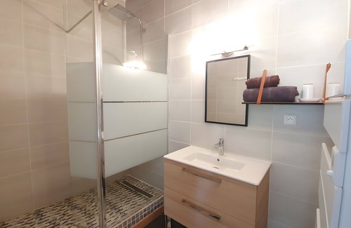 Cour-Cheverny Bed & Breakfast | Guest Room 'Chambre Coquelicot - Le Petit Puits' with Shared Garden and Wi-Fi