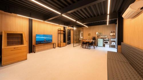 Gwangju House | gwangju chez pompom dokchae poolvilla