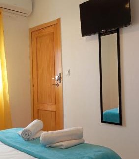 Jaen House | Habitación con baño privado a 8 min a pie de la Catedral en zona de aparcamiento gratuito
