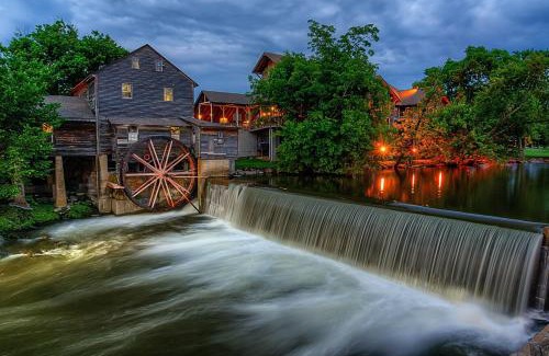 Gatlinburg - Pigeon Forge House | Haleywood Hollow, FREE Attraction tickets for each paid day, Arcade, WIFI!