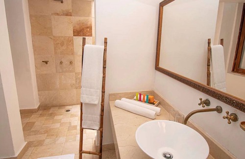 Cartagena Walled City Cabin | Hb-kpf Boutique Hotel Room With Jacuzzi Air Conditioning And Wifi