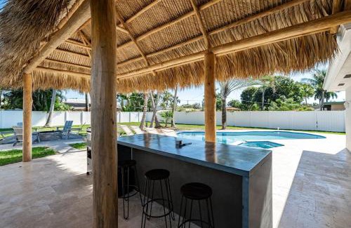 Harbor Village House | Heated Pool - 1 Km to Beach - FirePit