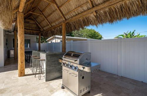 Harbor Village House | Heated Pool - 1 Km to Beach - FirePit