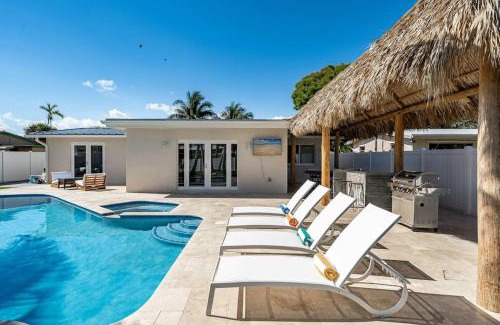 Harbor Village House | Heated Pool - 1 Km to Beach - FirePit