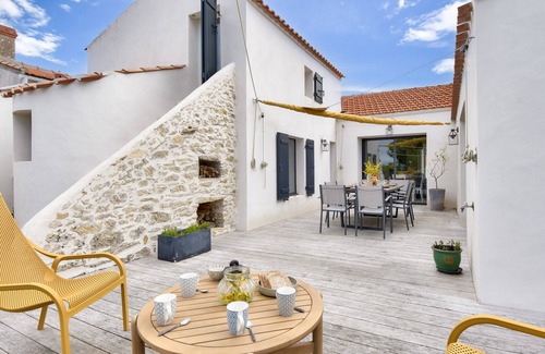 La Gueriniere Ski Chalet | Heated pool, garden, villa for 8 adults 2 children