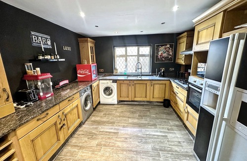 Colnbrook House | Heathrow House with Hot tub and Garden