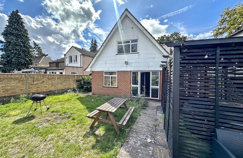 Colnbrook House | Heathrow House with Hot tub and Garden