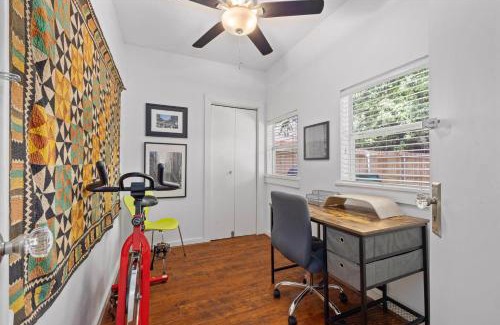 Houston Heights House | Heights Home Nr Dt Washington Desk Yard Bbq
