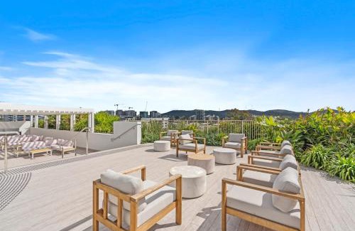 West End Apartment | HELIA - Beautiful West End Apt w parking and pool