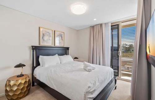 West End Apartment | HELIA - Beautiful West End Apt w parking and pool