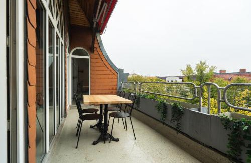 Tempelhof Apartment | Helle & gemütliche Dachwohnung mit Terasse