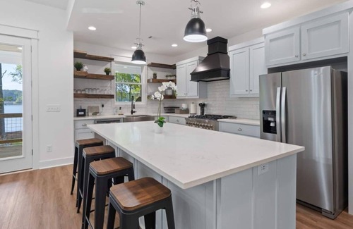 Eatonton House | HGTV Style Lakefront Retreat/Fully Loaded/2 Kings/Coffee Bar