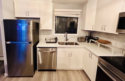 Victoria Park Apartment | HiddenGem*DowntownYYC*FreeUndergroundParking*CalgaryTowerView