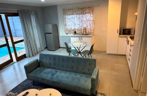 Parklands House | Hideaway-Poolside Comfort cottage 5km to the Beach