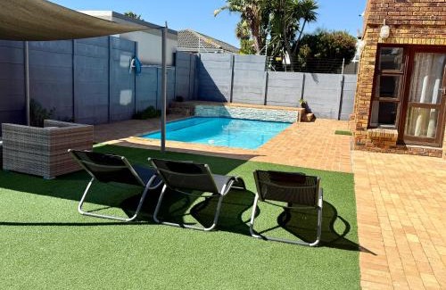Parklands House | Hideaway-Poolside Comfort cottage 5km to the Beach
