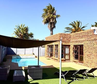 Parklands House | Hideaway-Poolside Comfort cottage 5km to the Beach