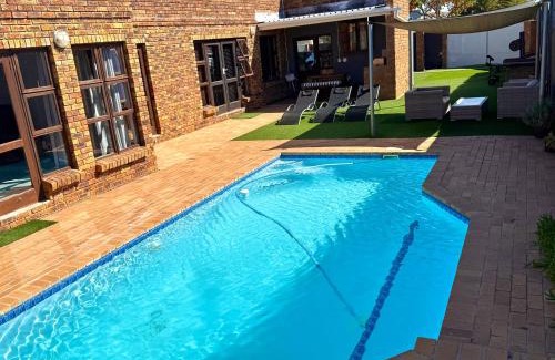 Parklands House | Hideaway-Poolside Comfort cottage 5km to the Beach