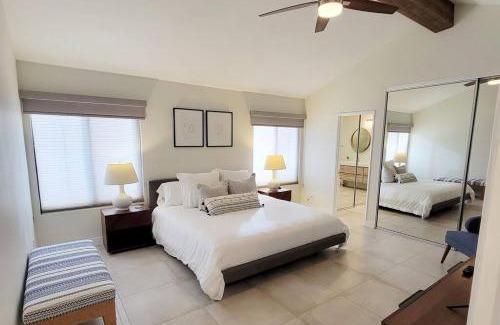 Palm Desert House | High-End Mid-Century Condo on the golf course
