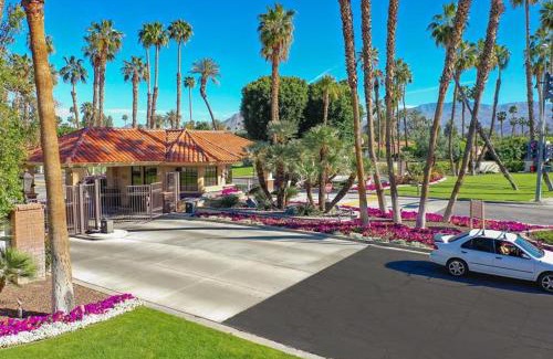 Palm Desert House | High-End Mid-Century Condo on the golf course
