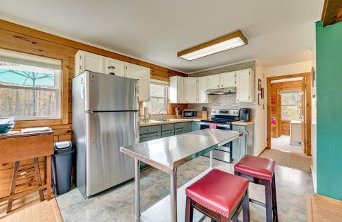East Windham House | High Peak Heaven Cozy Log Cabin on 1 Acre!