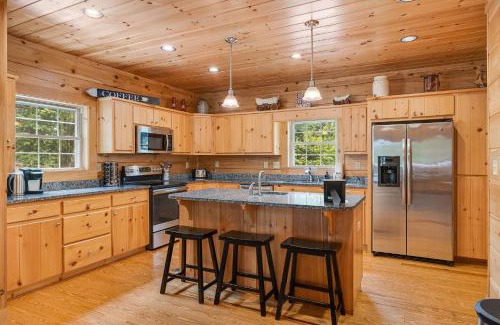 Black Mountain House | High Top Mountain Lodge by Carolina Mornings