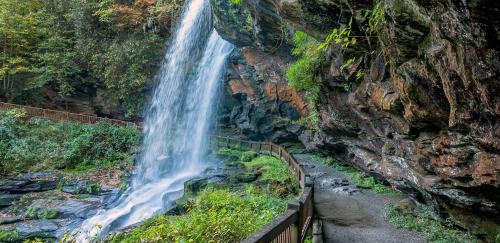 Highlands Hills House | Highlands Cabin with Views 5 Min to Downtown