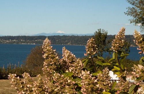 Langley House | Historic Farmhouse -Stunning Waterfront Views! 5 Bedrooms.